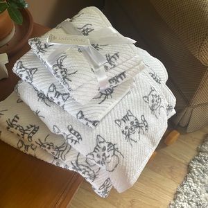 Two towels, a hand towel, and two washcloths